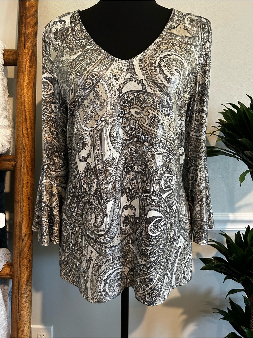 S. Levine Paisley V-Neck Long Sleeve Top in Silver and Black Size M/L
